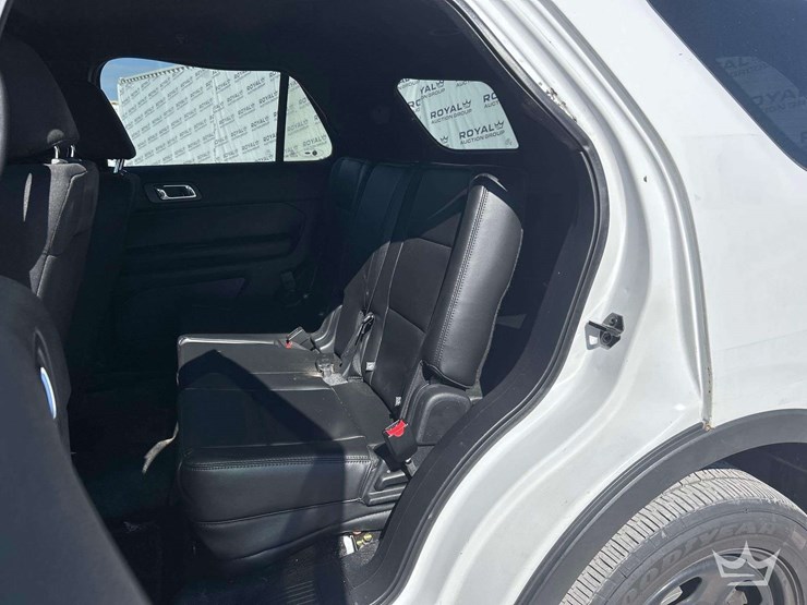 2016-ford-explorer-image-15