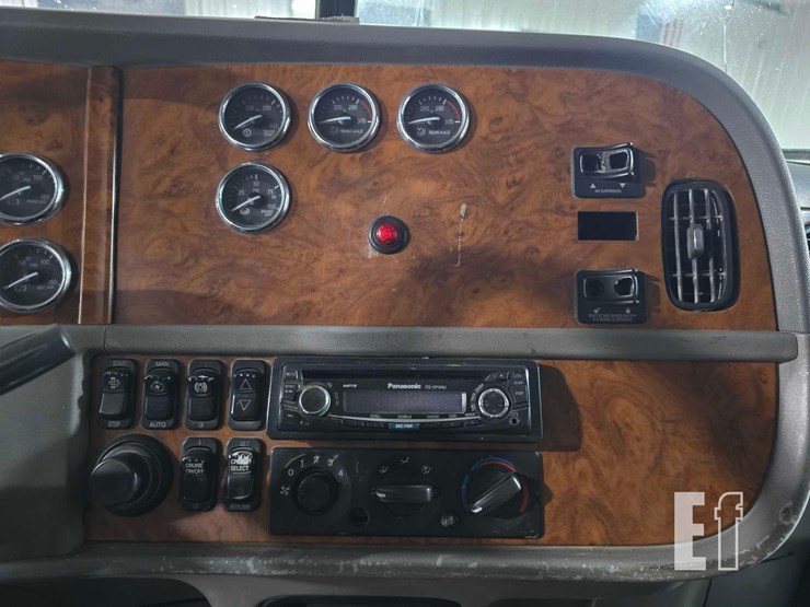 2009-peterbilt-384-image-14
