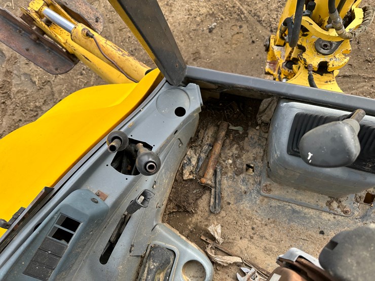 new-holland-lb75b-image-76