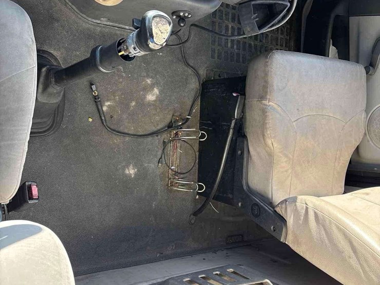 2005-volvo-vnm-day-cab-truck-tractor-image-28