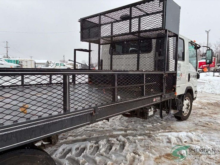 2023-isuzu-npr-image-17