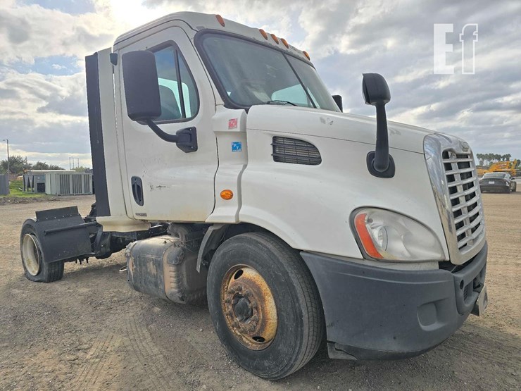 2018-freightliner-cascadia-113-image-2