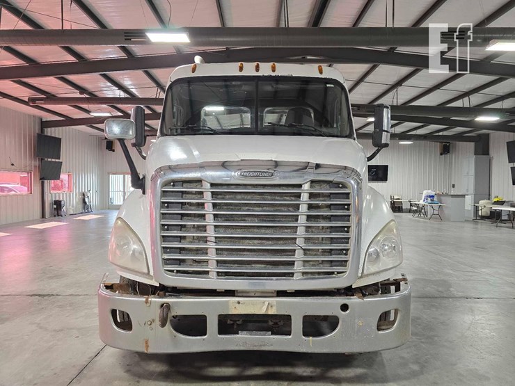 2016-freightliner-cascadia-113-image-7