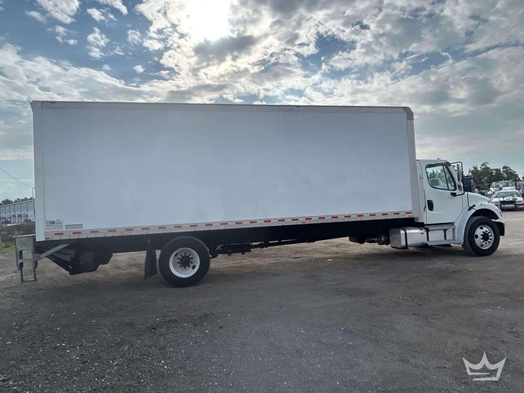 2019-freightliner-m2-106-image-3
