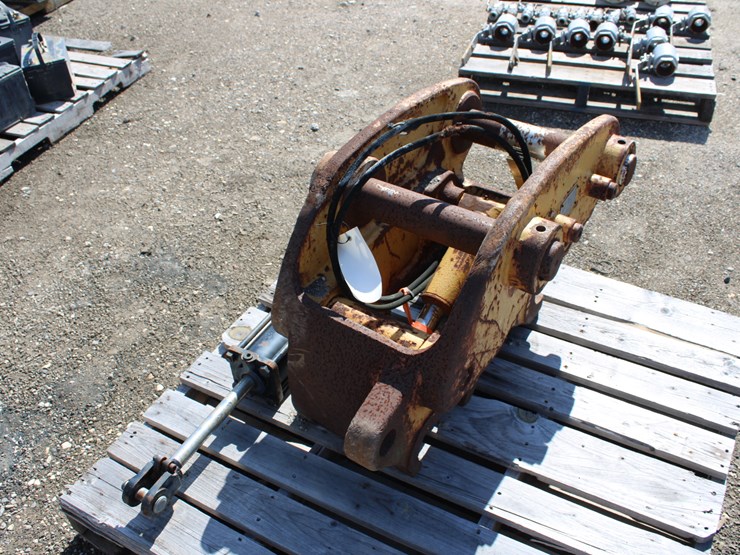 caterpillar-320-image-2