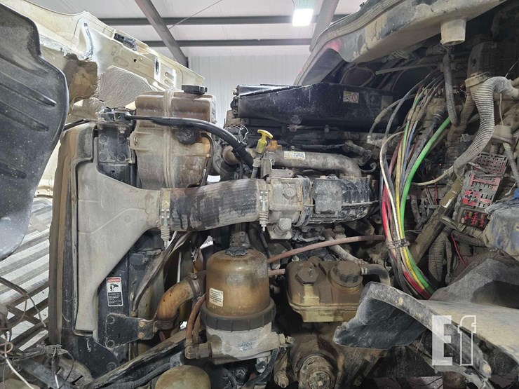 2016-freightliner-cascadia-113-image-18