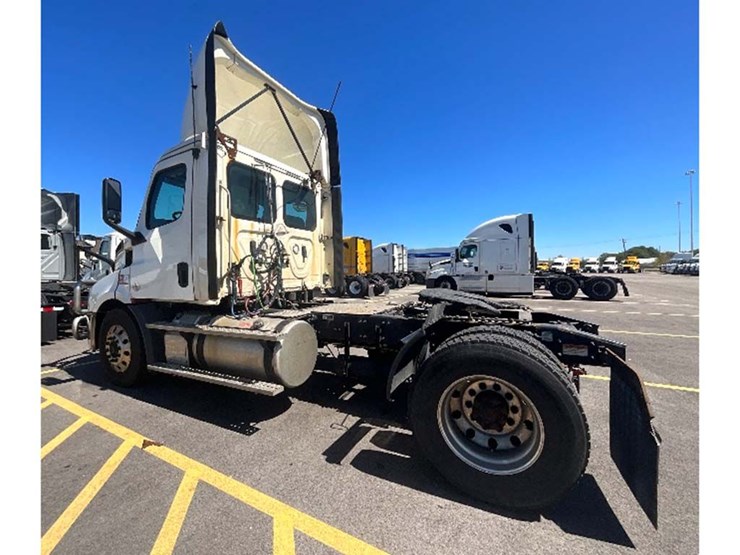 2019-freightliner-cascadia-116-image-2