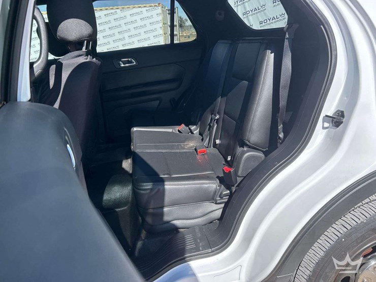 2016-ford-explorer-image-18