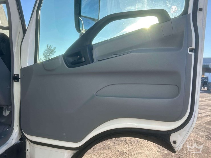 2017-hino-155-image-20