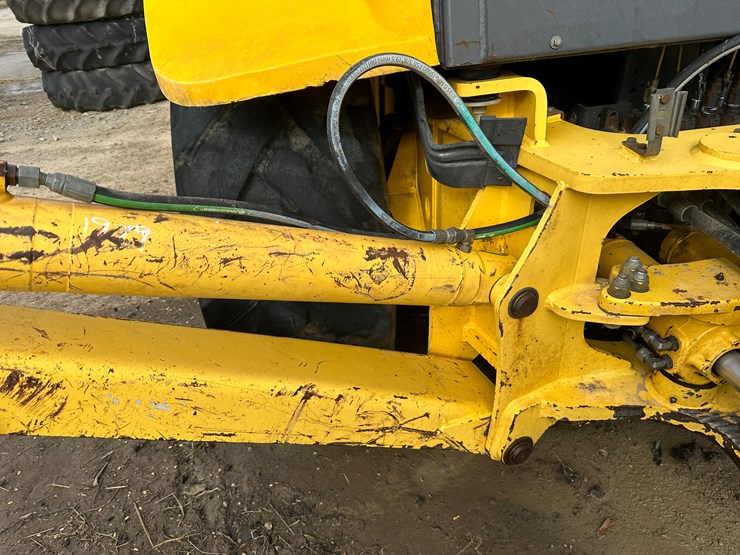 new-holland-lb75b-image-39