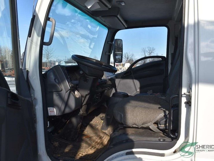 2023-isuzu-npr-image-54