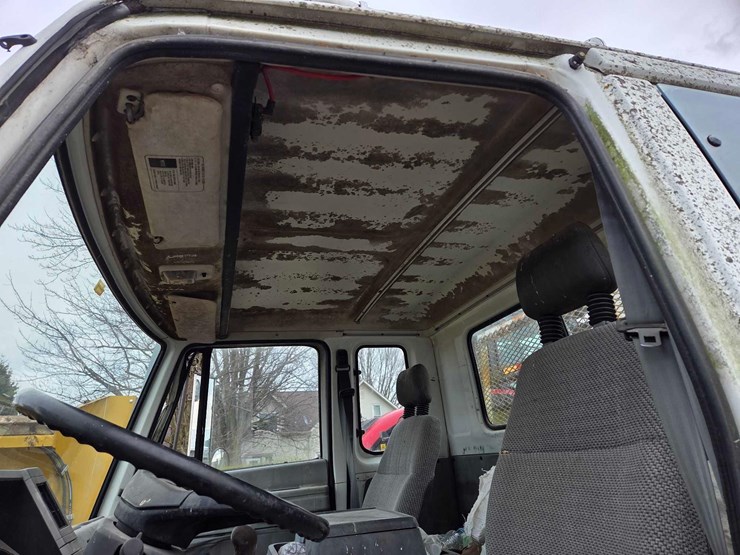 1995-isuzu-straight-truck-image-2