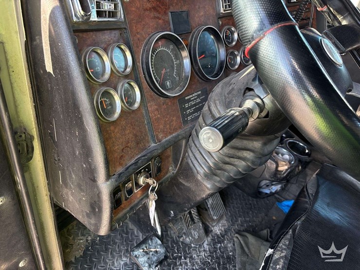 2016-kenworth-t800-image-30