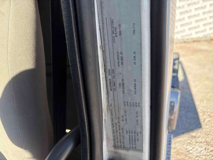 2005-volvo-vnm-day-cab-truck-tractor-image-6