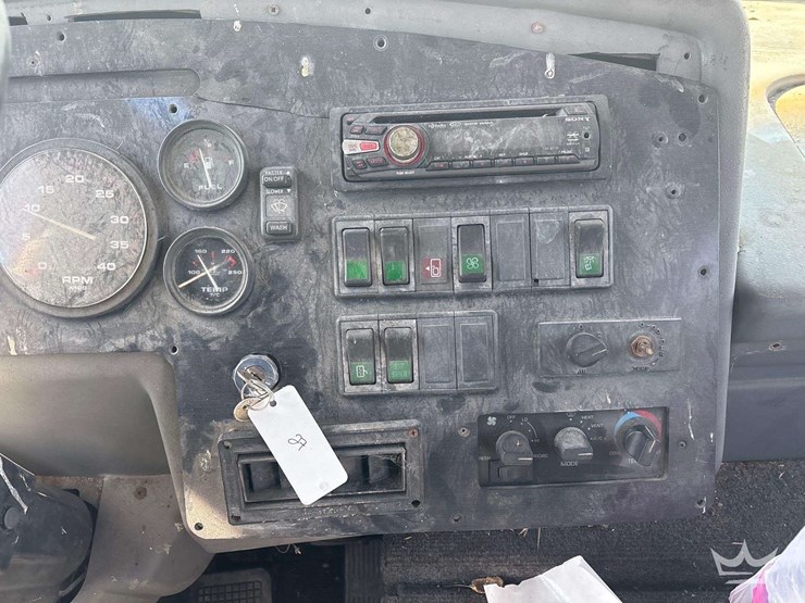 2001-freightliner-mb55-image-14