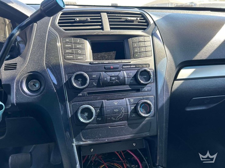 2017-ford-explorer-image-16