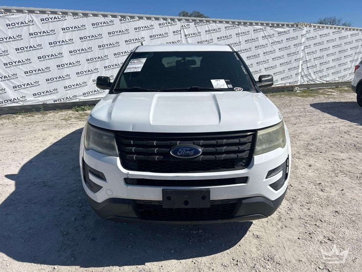 2016-ford-explorer-image-21