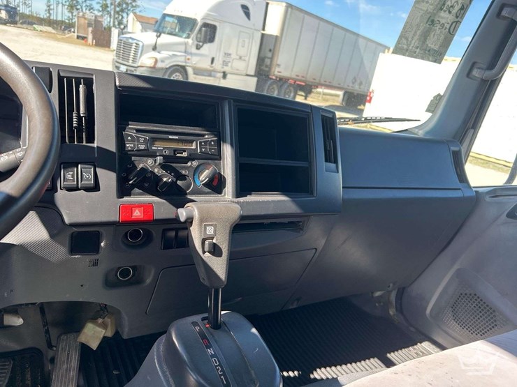 2016-isuzu-nrr-image-16