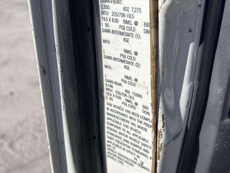 2016-isuzu-nrr-image-6