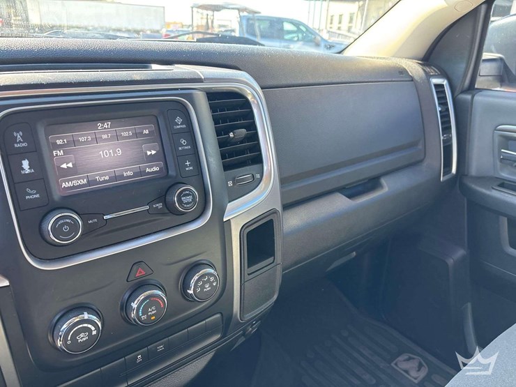 2021-ram-1500-slt-image-21