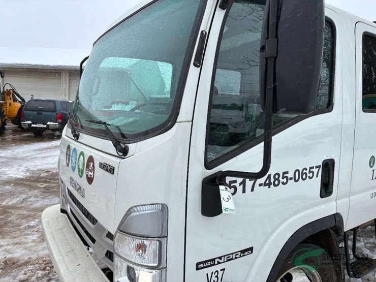 2023-isuzu-npr-image-3