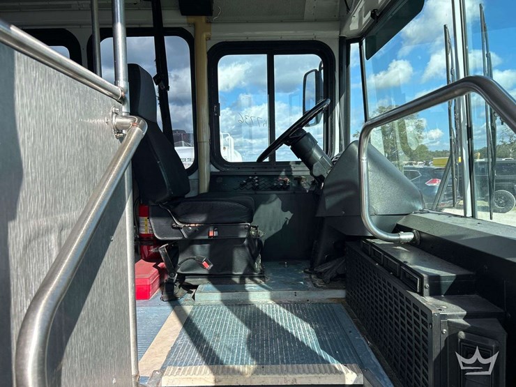 2000-thomas-saf-t-liner-image-11