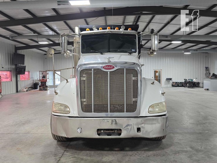 2009-peterbilt-384-image-7