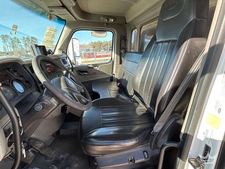 2020-peterbilt-567-image-12