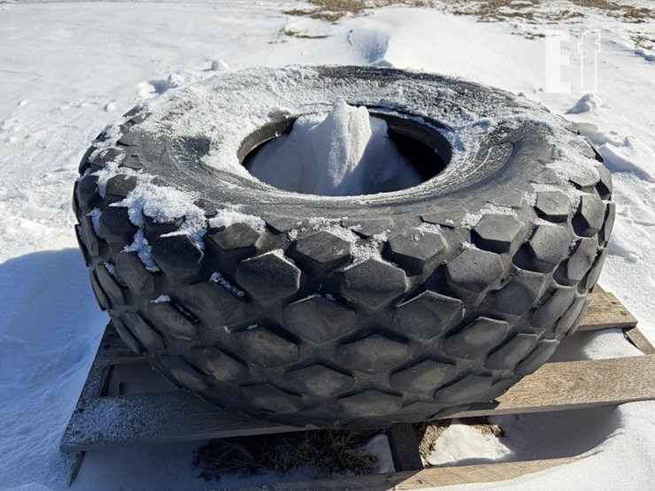 13.5-16.1-sl-diamond-tread-tire-image-2