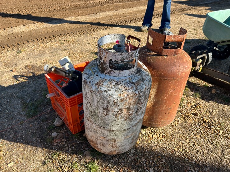 #37672-•-lot-of-(3)-propane-bottles-image-2