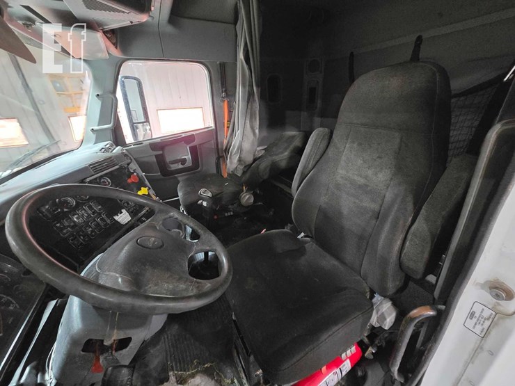 2013-freightliner-columbia-120-image-9