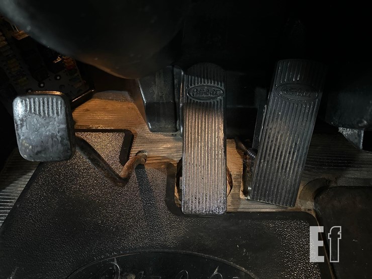 2005-peterbilt-385-image-15