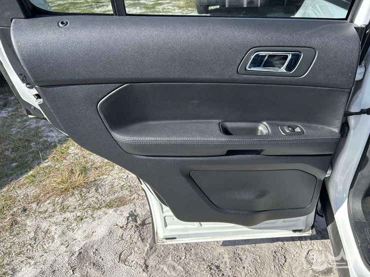 2017-ford-explorer-image-16