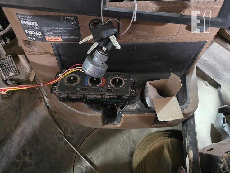 2012-mack-granite-gu713-image-17