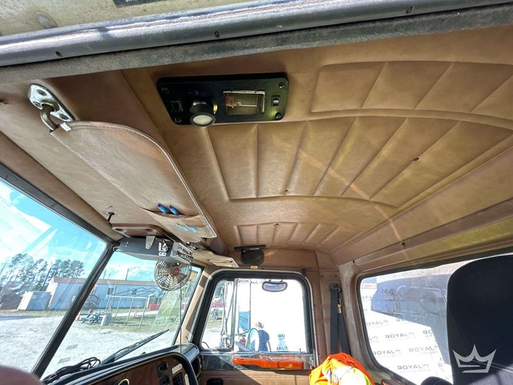 1995-peterbilt-379-image-23