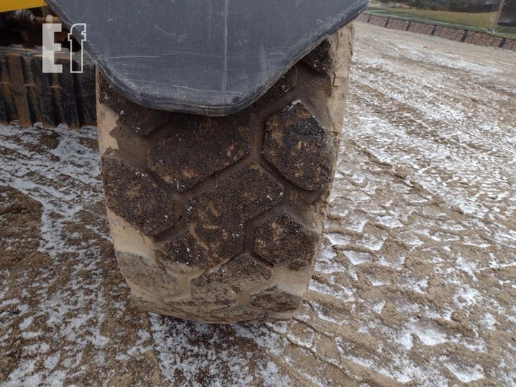 2015-caterpillar-tl1055c-image-23