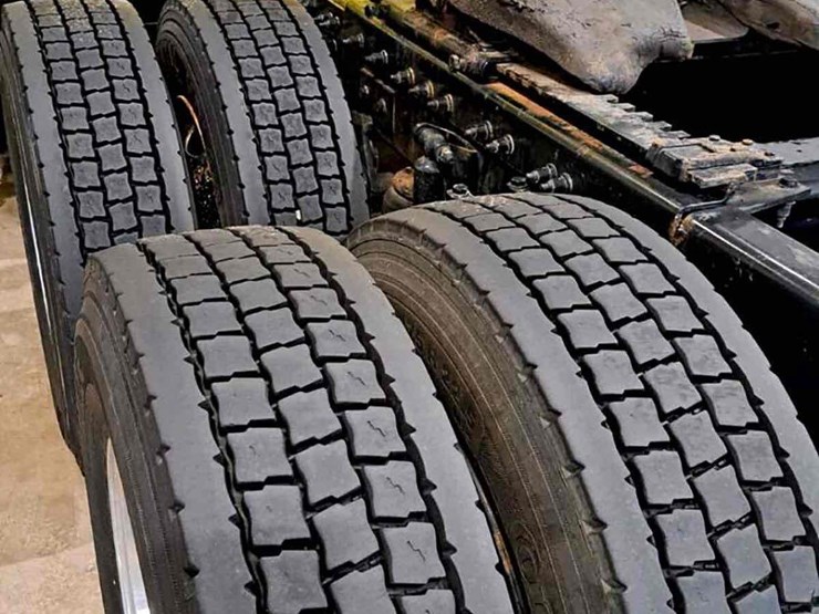 2017-peterbilt-579-image-4