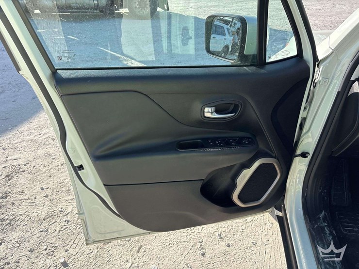 2016-jeep-renegade-image-11