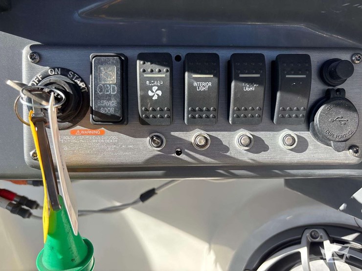 2013-larson-lxi292-29ft.-boat-with-30ft-t/a-loadmaster-boat-trailer-image-27