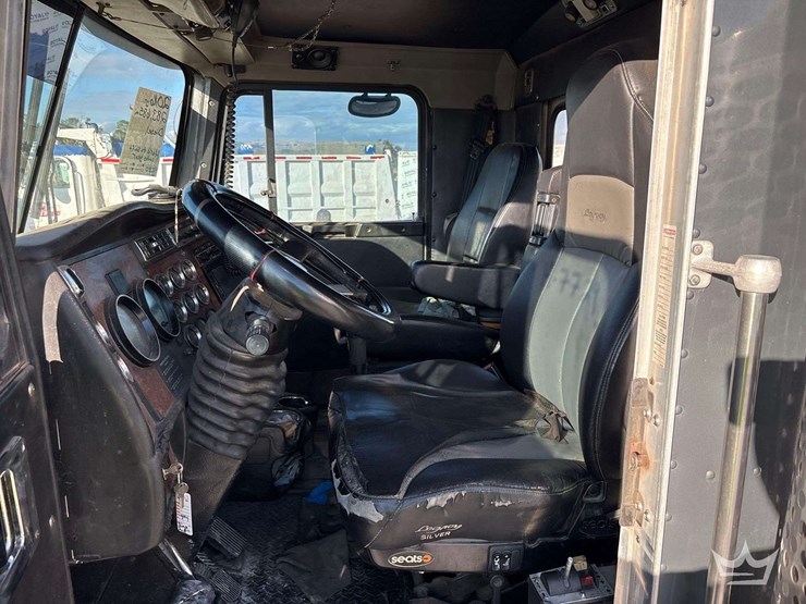 2016-kenworth-t800-image-28