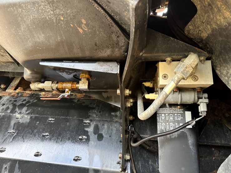 #38416-•-2016-case-axial-flow-8240-prwd-combine-yfg230343-image-44