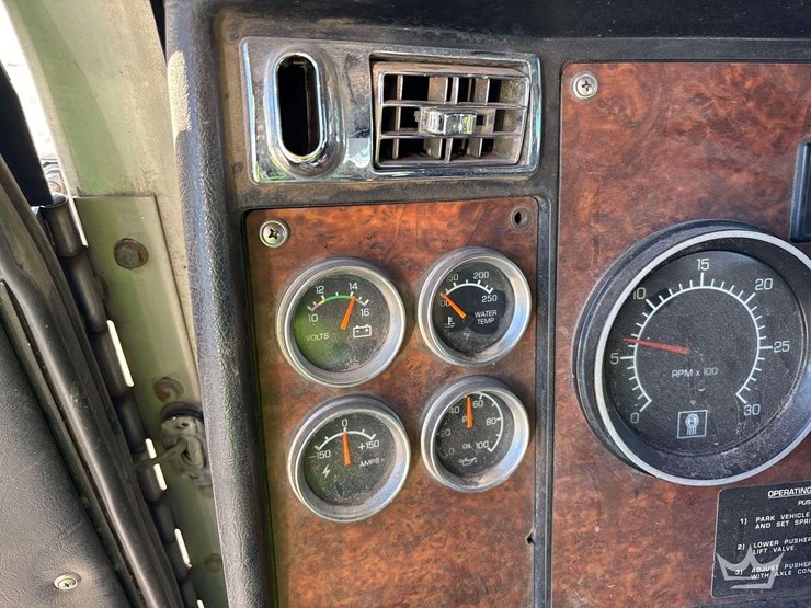 2016-kenworth-t800-image-33