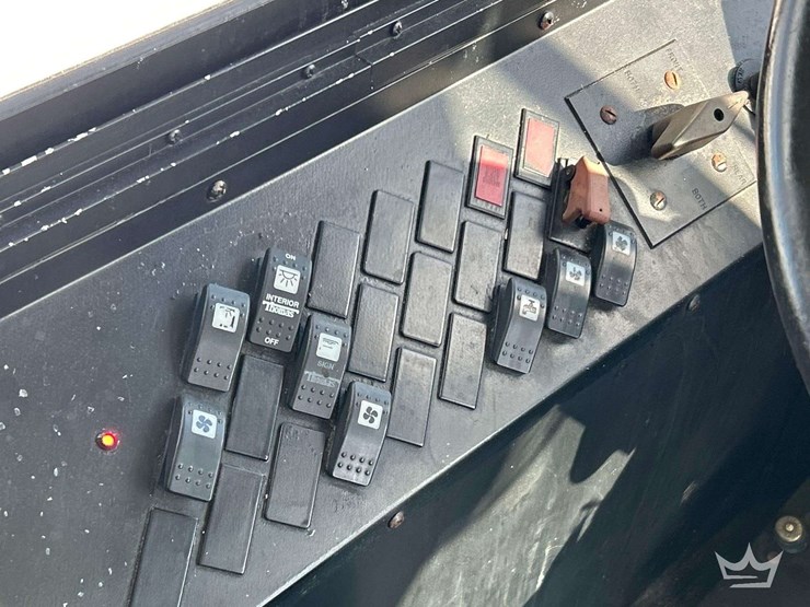 2000-thomas-saf-t-liner-image-16