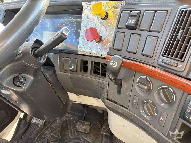 2005-volvo-vnm-day-cab-truck-tractor-image-22