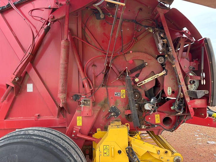 2015-new-holland-rb560-round-baler-image-9