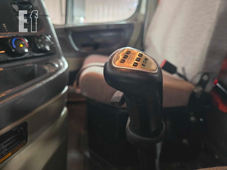 2016-freightliner-cascadia-113-image-15