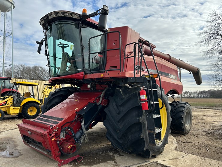 #38416-•-2016-case-axial-flow-8240-prwd-combine-yfg230343-image-1