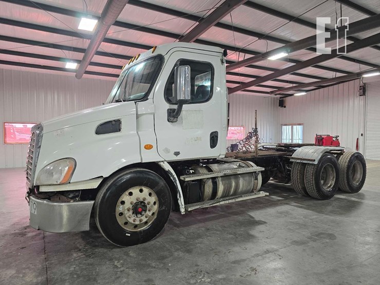 2016-freightliner-cascadia-113-image-1