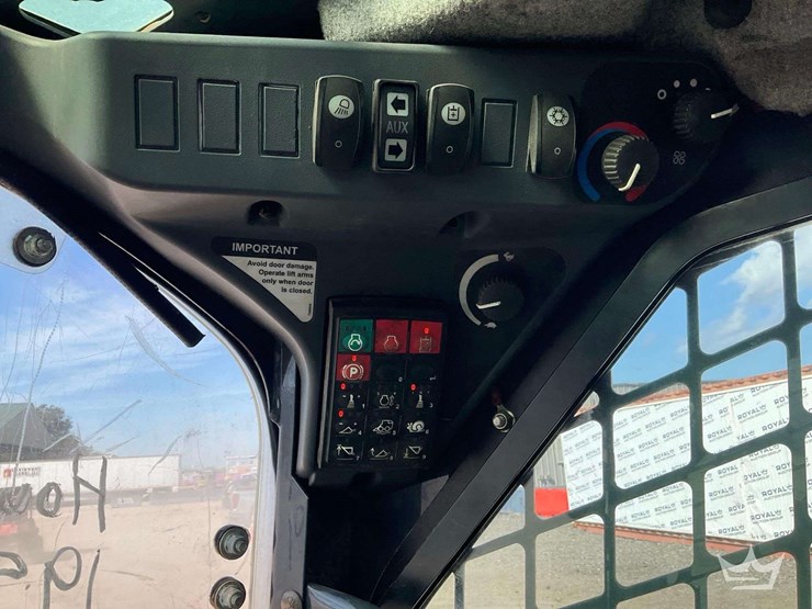 2013-deere-329e-image-7