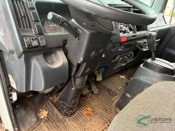 2023-isuzu-npr-image-28